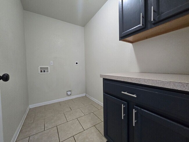 Building Photo - 5905 Lolly Loop