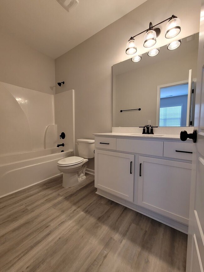 Building Photo - Modern townhome in beautiful Mallory Creek Subdivision