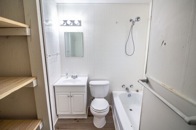 Building Photo - 2 bedroom Now Leasing