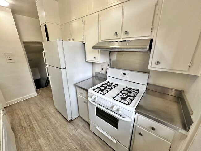 Building Photo - Spacious 6 bedroom 3.5 bath Tudor Townhouse w/Deck close to Georgetown University & Hospital