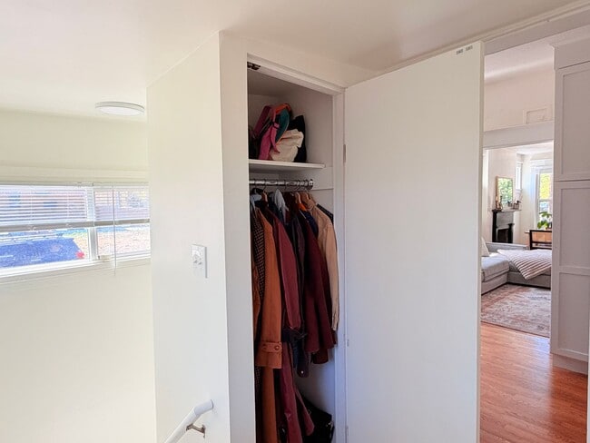 Building Photo - Charming 2 Bed 1 Bath Duplex in West Highlands