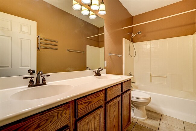 Building Photo - 4 bedroom, 2 bath Home in Quailwood