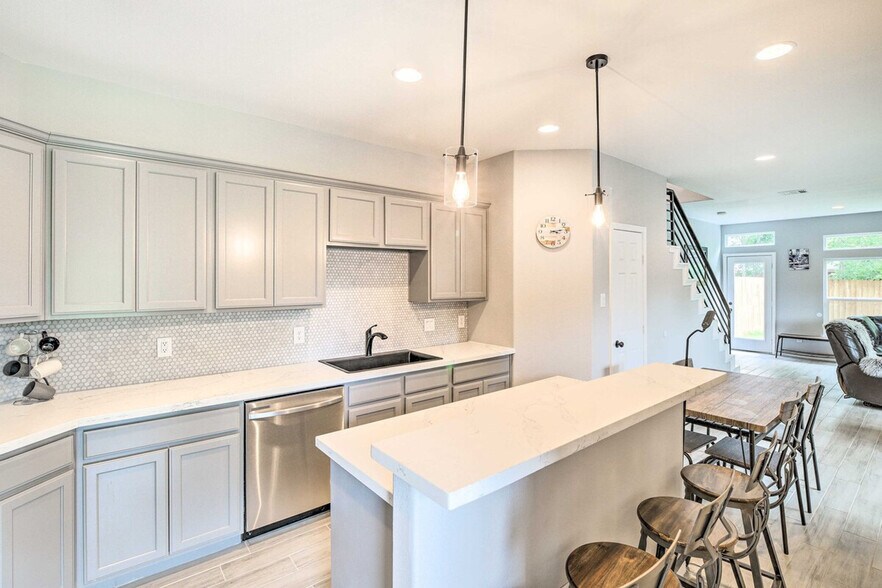 Building Photo - 4835 Sunflower St