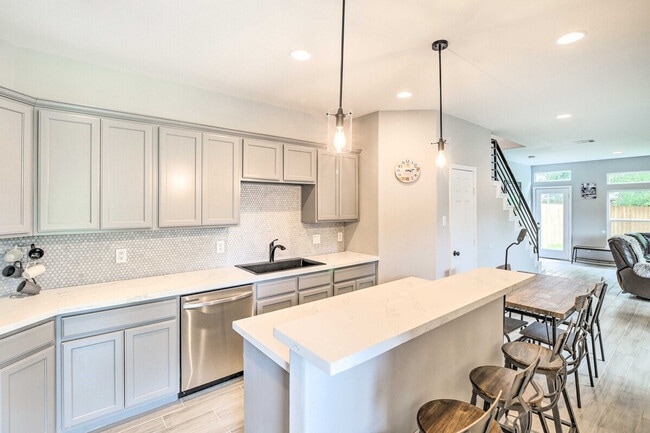 Building Photo - 4835 Sunflower St