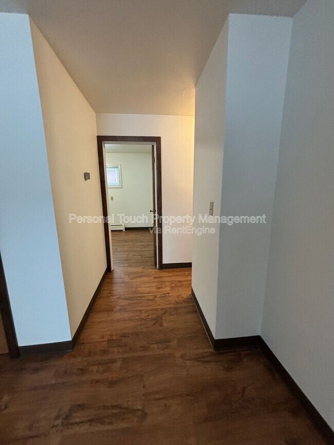 Building Photo - 132 6th Ave N