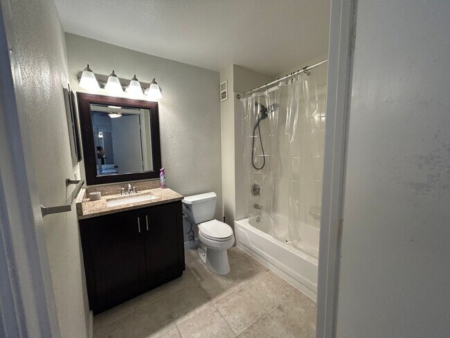 Building Photo - 2/2 Windsor Park Condo