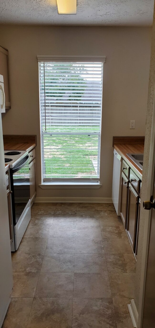 Building Photo - 2805 Knoxville Dr