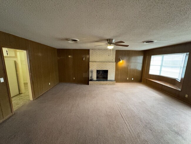 Building Photo - 208 Oak St