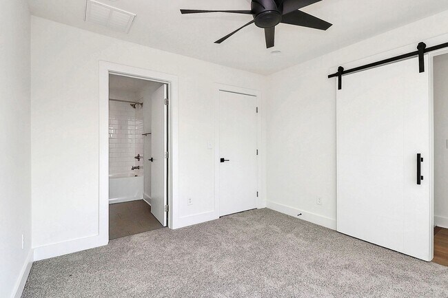 Building Photo - Stunning 3 Bedroom Townhome Near Uptown Ch...