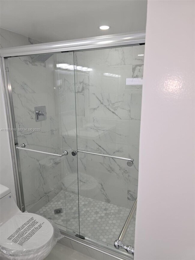 Building Photo - 17021 N Bay Rd