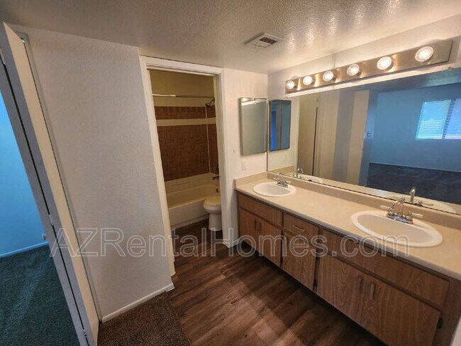 Building Photo - 1215 E Lemon St