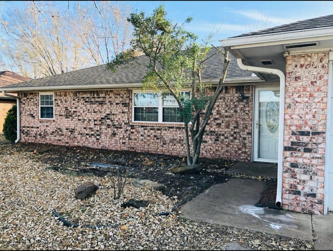 Building Photo - 1203 E Pecan St