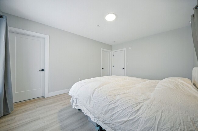 Primary Photo - 31 Spinnaker St