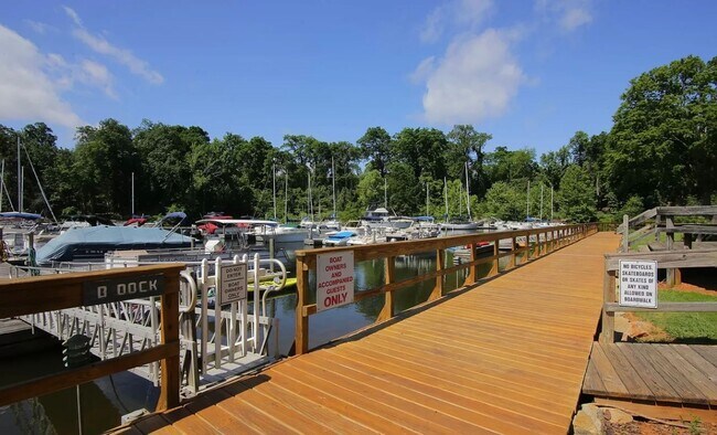 Building Photo - 3 Bedroom 3 Bathroom Condo in Yacht Cove