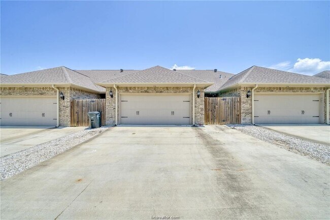 Building Photo - 3114 Claremont Dr