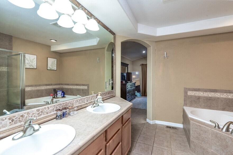 Building Photo - 15201 E Batavia Pl