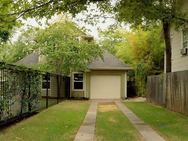 Building Photo - 907 Ellingson Ln