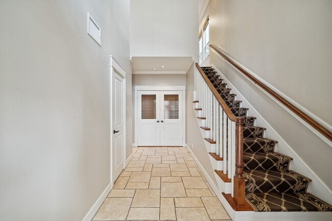 Building Photo - 2024 Vermont St