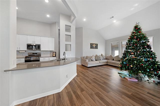 Building Photo - 16521 Garden Dr