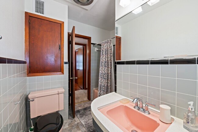 Building Photo - 6728 Avenue Q