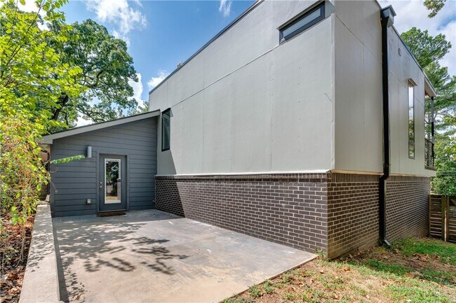 Building Photo - 524 W Adams St