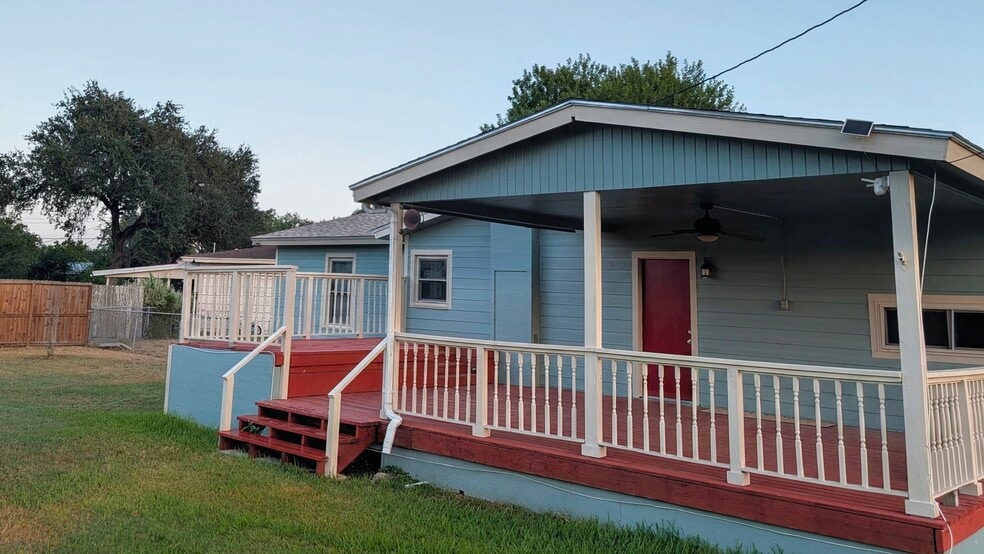 Building Photo - 312 Mesquite St