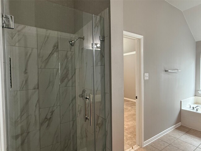 Building Photo - 16126 Saxon Hollow Ln