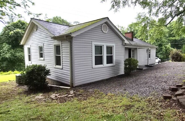 Building Photo - For Rent: Three Bedroom House in Easley SC!