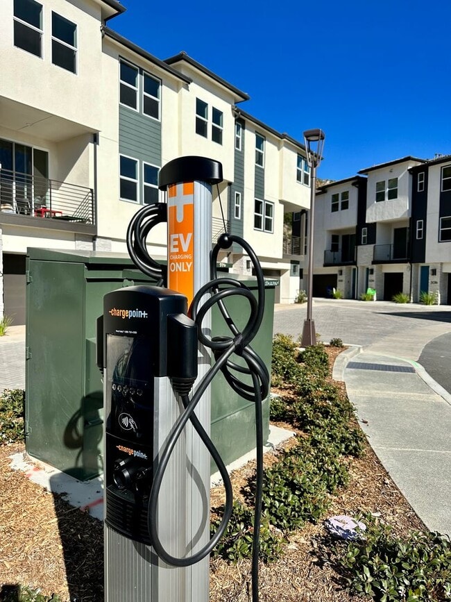 Building Photo - Brand New Townhome Overlooking Mission Valley