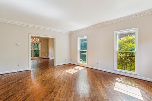 Building Photo - Magnificent 5 Bedroom, 4.5 Bathroom Bethes...