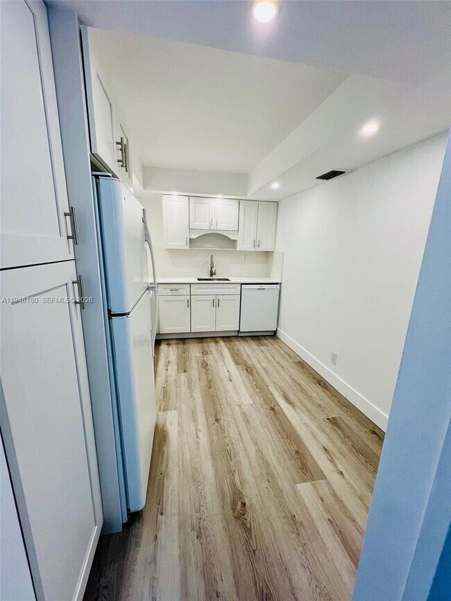 Building Photo - 2655 Collins Ave