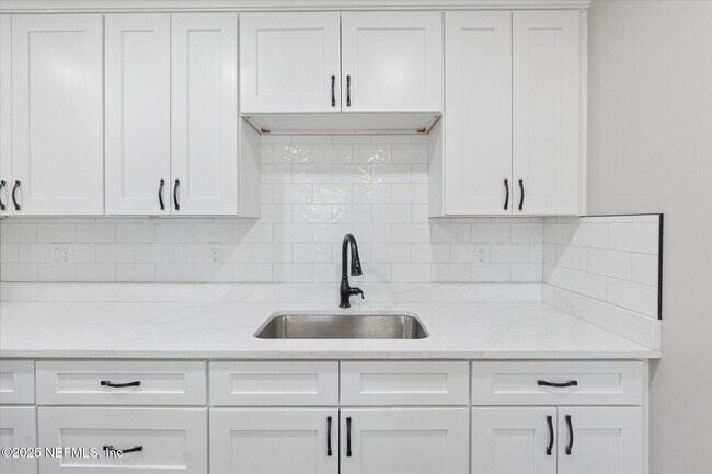 Building Photo - 863 Westgate Dr