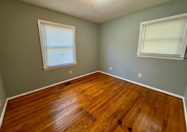 Building Photo - Move-in Ready!