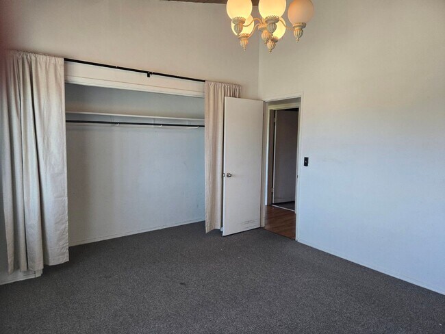 Building Photo - SDSU / College Area 6 bedrooms with 4 baths split-level home.