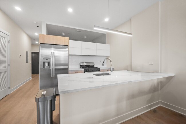 Building Photo - 3924 N Lincoln Ave