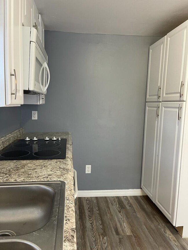 Building Photo - 2524 Hiland St