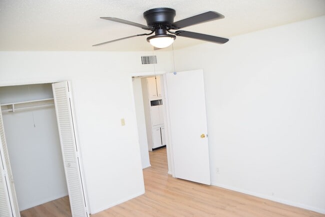 Building Photo - 1 BEDROOM WITH GRASS COURTYARD