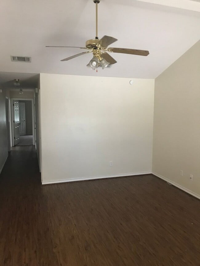 Building Photo - Spacious Duplex Available In Steeplechase ...
