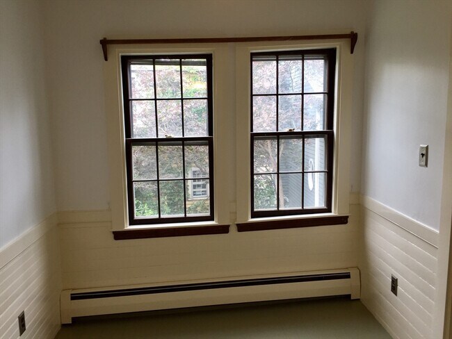 Building Photo - 20 Putnam St