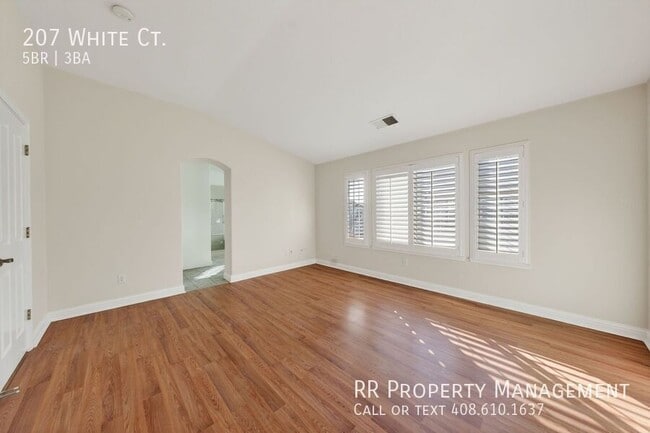 Building Photo - 207 White Ct