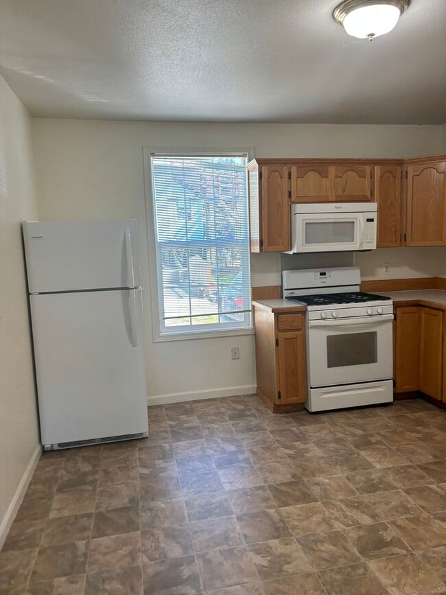 Building Photo - 2 Bedroom 1 Bath Downtown