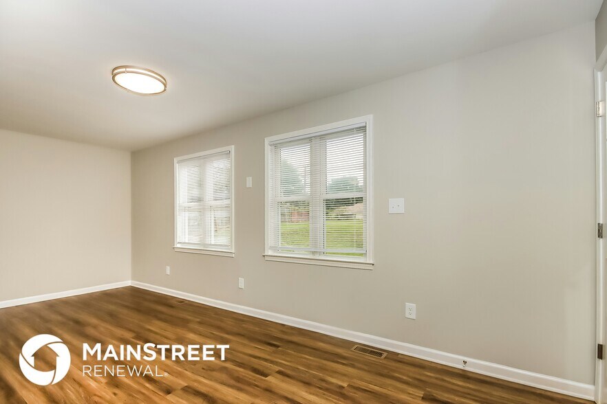 Building Photo - 2116 Helen Dr