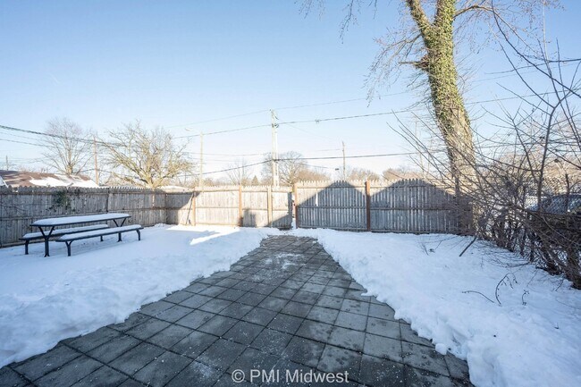 Building Photo - Cozy 2 Bed Apartment in Indianapolis with ...