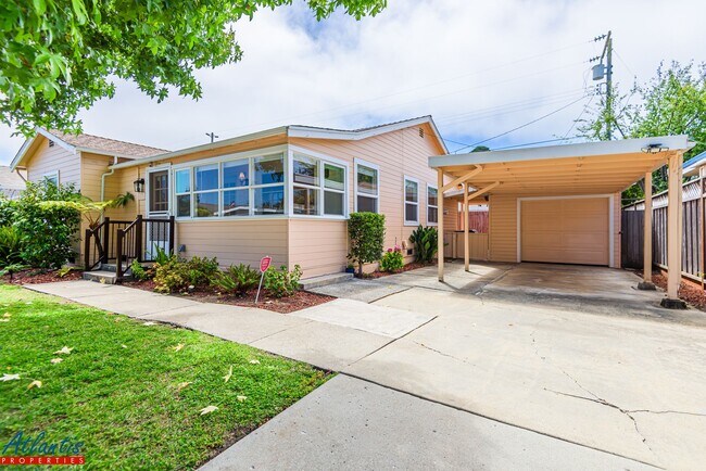 Building Photo - Lovely Seacliff Home | Desirable Location