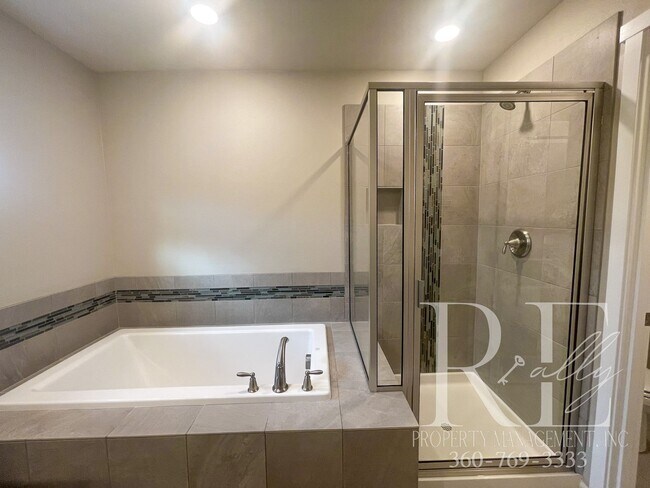 Building Photo - Spacious 4 Bedroom In Prime Location!