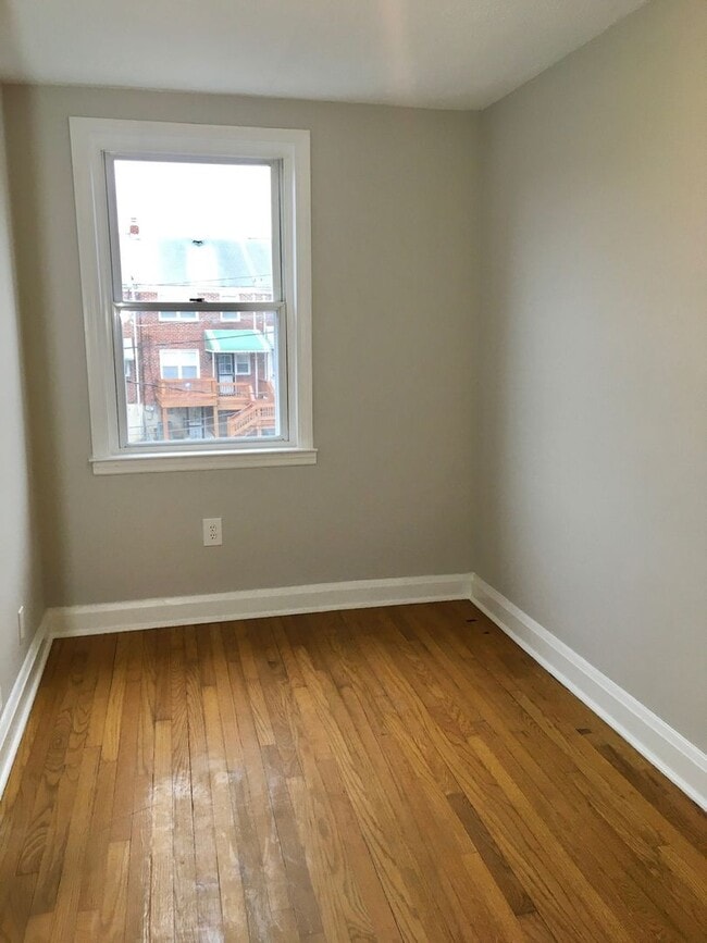 Building Photo - Fantastic 3 Bedroom EOG Townhome with Parking Pad in Parkville!