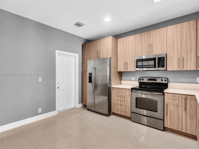 Building Photo - 3878 Tree Top Dr