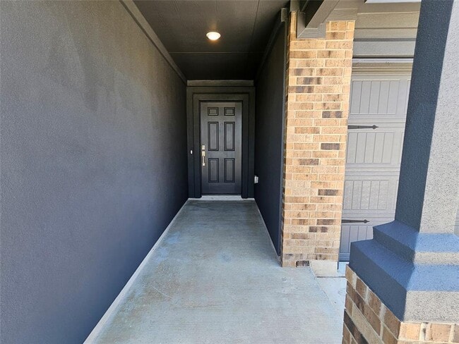 Building Photo - 400 Camargue Dr
