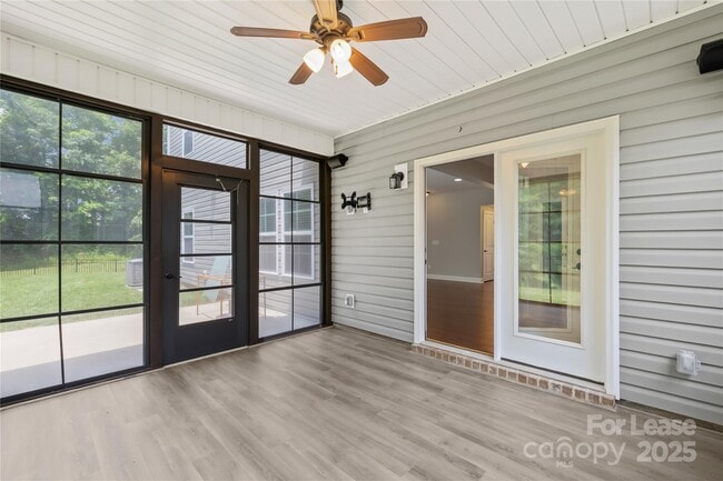 Building Photo - 2136 Laurens Dr