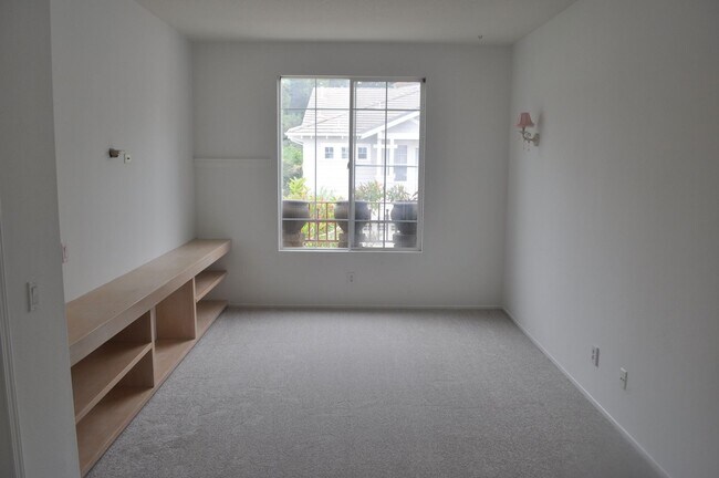 Building Photo - 3BR+/3BA EXECUTIVE HOME IN EVER POPULAR RI...